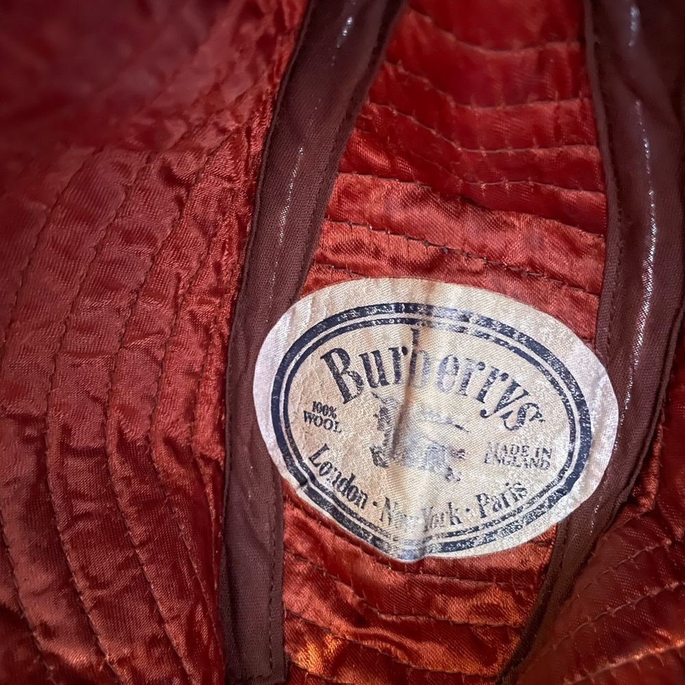 Burberry’s Beige Plaid Bucket Hat with Red and Black Check - Picture 4 of 4